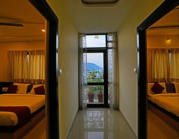 Imagen de la habitación del Hotel Fabhotel Suraj Palace Hiran Magri. Foto 36