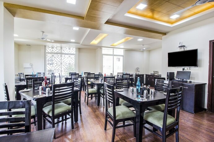 Imagen del bar/restaurante del Hotel Fabhotel The Royal Cm Plaza. Foto 15