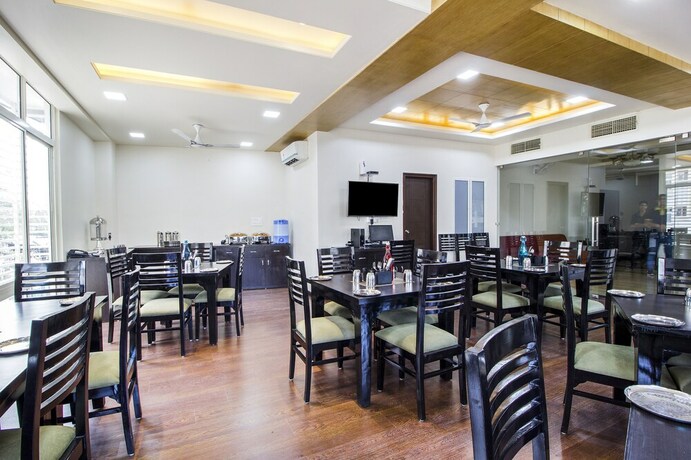 Imagen del bar/restaurante del Hotel Fabhotel The Royal Cm Plaza. Foto 18