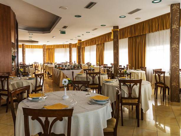 Imagen del bar/restaurante del Hotel Fabius. Foto 8