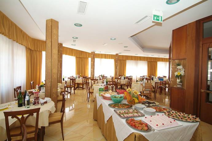 Imagen del bar/restaurante del Hotel Fabius. Foto 10