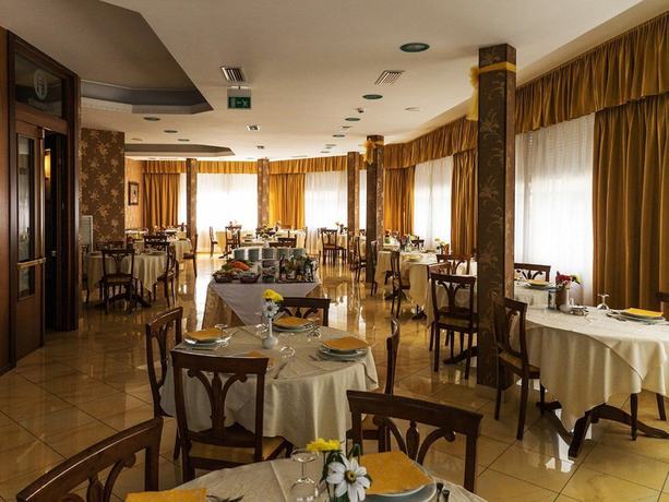 Imagen del bar/restaurante del Hotel Fabius. Foto 11