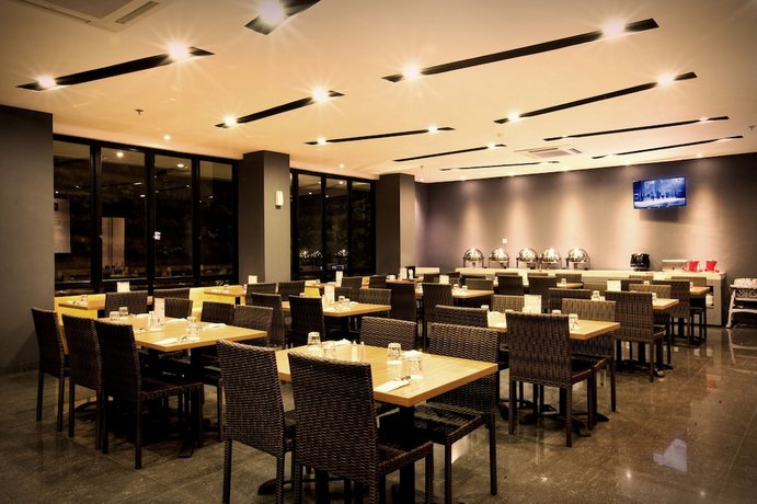 Imagen del bar/restaurante del Hotel Fabu Hotel Bandung. Foto 3