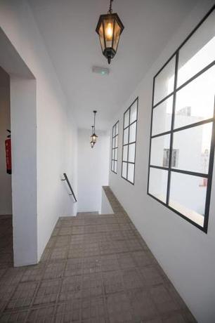 Imagen de los interiores del Hotel Factory Rooms Barbate. Foto 11