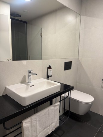 Imagen de la habitación del Hotel Factory Suites. Foto 3