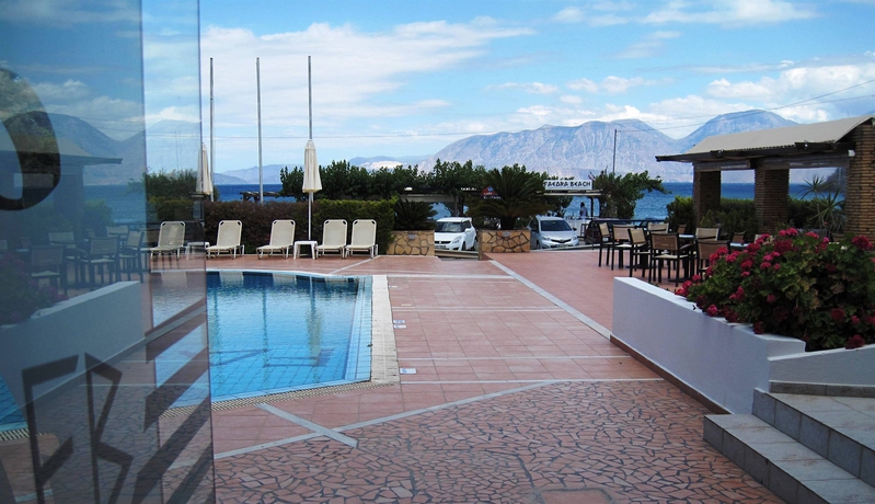 Imagen de la piscina del Hotel Faedra Beach. Foto 15