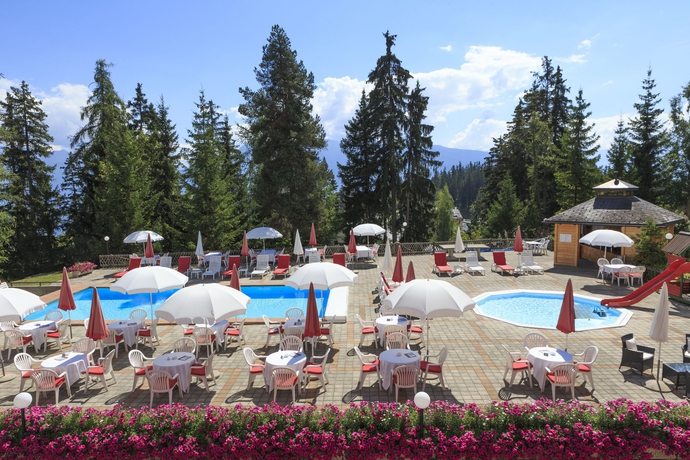 Imagen de la piscina del Hotel Faern Crans-montana Valaisia. Foto 14