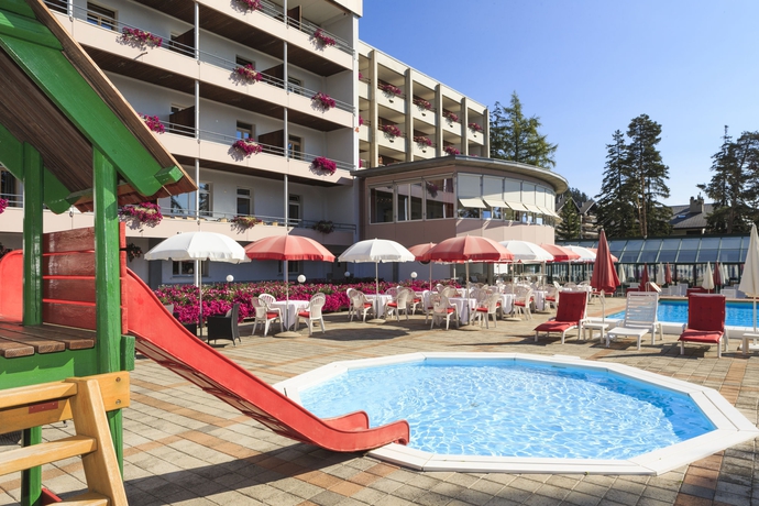 Imagen de la piscina del Hotel Faern Crans-montana Valaisia. Foto 15