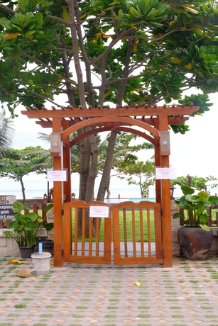 Imagen de los exteriores del Hotel Fah Talay Resort. Foto 17