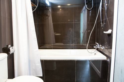 Imagen de la habitación del Hotel Fahsai Bay Villa. Foto 9