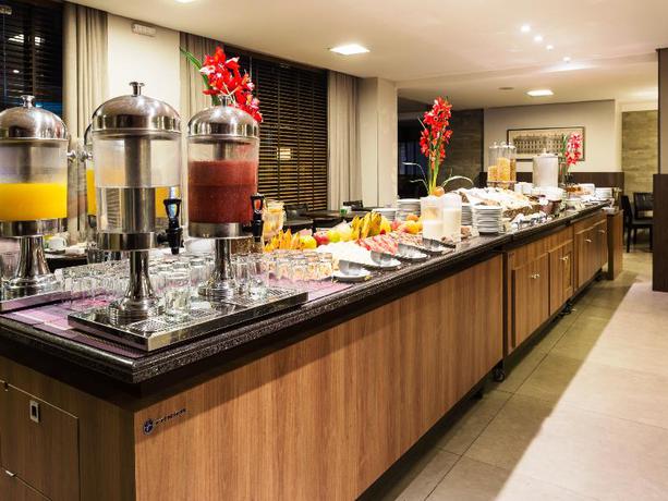 Imagen del bar/restaurante del Hotel Faial Prime Suítes. Foto 3