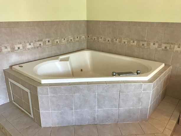 Imagen de la piscina del Hotel FairBridge Inn Express, Barrington. Foto 18