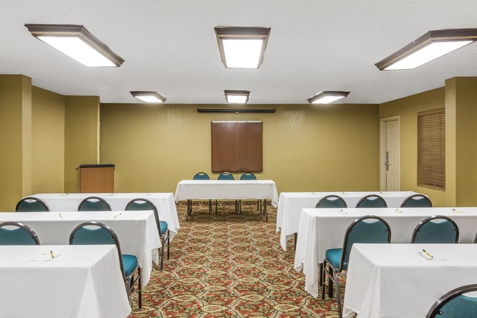 Imagen de los interiores del Hotel FairBridge Inn Express Metairie. Foto 15