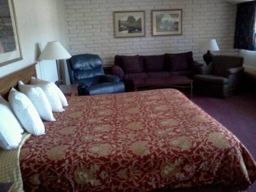 Imagen de la habitación del Hotel Fairbridge Inn, Suites & Outlaw Conference Center. Foto 4