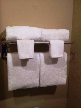 Imagen de la habitación del Hotel Fairbridge Inn, Suites & Outlaw Conference Center. Foto 8