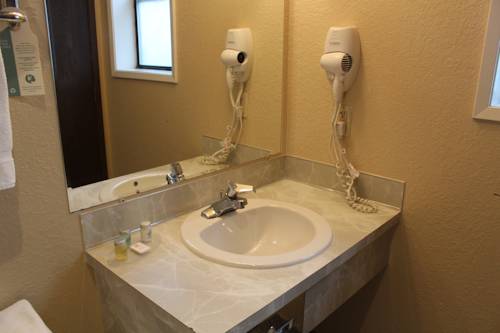 Imagen de la habitación del Hotel Fairbridge Inn and Suites. Foto 8