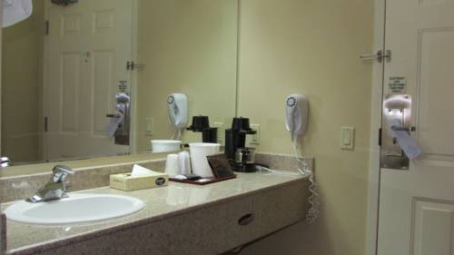 Imagen de la habitación del Hotel Fairbridge Inn and Suites. Foto 11
