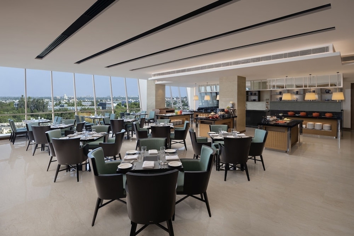 Imagen del bar/restaurante del Hotel Fairfield By Marriott Agra. Foto 3