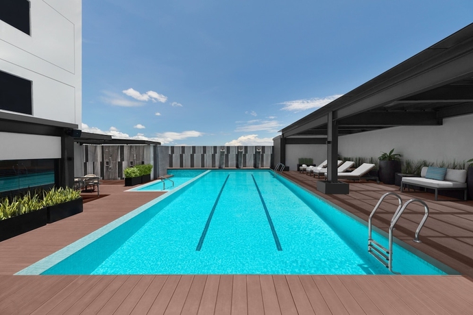 Imagen de la piscina del Hotel Fairfield By Marriott Cebu Mandaue City. Foto 17