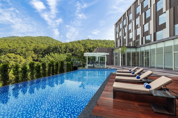 Imagen de la piscina del Hotel Fairfield By Marriott Dehradun. Foto 19