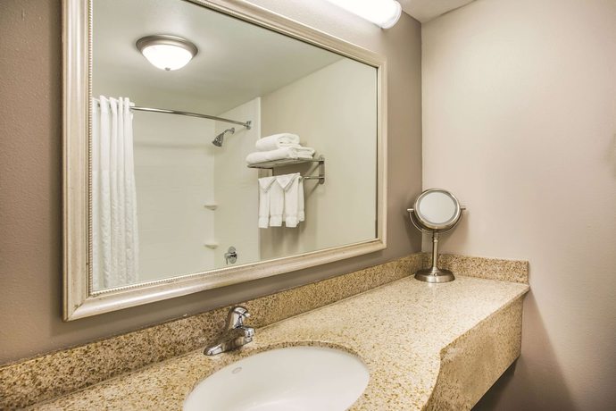 Imagen de la habitación del Hotel Fairfield By Marriott Inn And Suites Fresno River Park. Foto 15