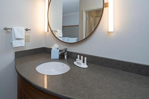 Imagen de la habitación del Hotel Fairfield By Marriott Inn and Suites Seattle Sea-tac Airport. Foto 17