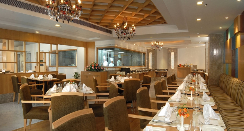 Imagen del bar/restaurante del Hotel Fairfield By Marriott Jaipur. Foto 3
