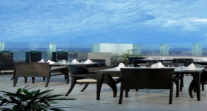 Imagen del bar/restaurante del Hotel Fairfield By Marriott Jaipur. Foto 6