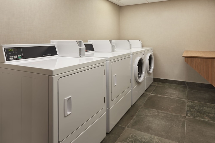 Imagen de los interiores del Hotel Fairfield By Marriott Niagara Falls, Canada. Foto 15