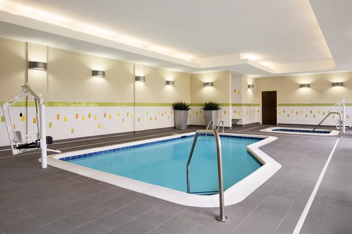 Imagen de la piscina del Hotel Fairfield Inn And Suites Akron Fairlawn. Foto 16