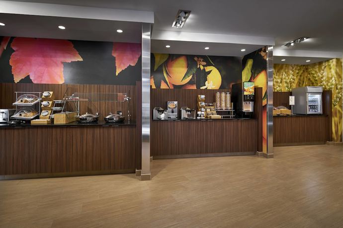 Imagen del bar/restaurante del Hotel Fairfield Inn And Suites By Marriott Alexandria, Alexandria. Foto 8