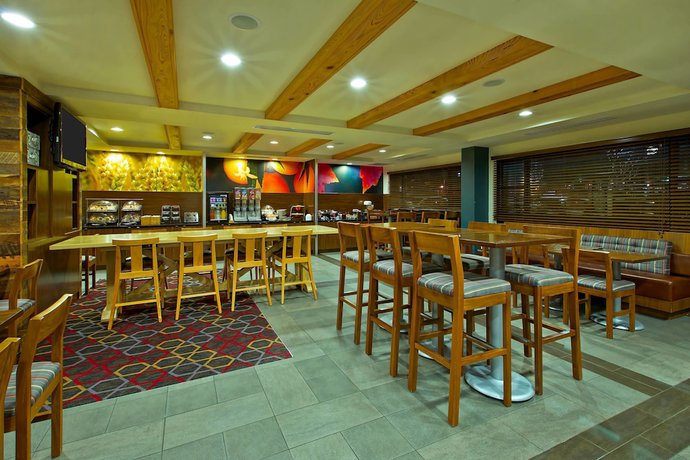 Imagen del bar/restaurante del Hotel Fairfield Inn And Suites By Marriott Chattanooga. Foto 5