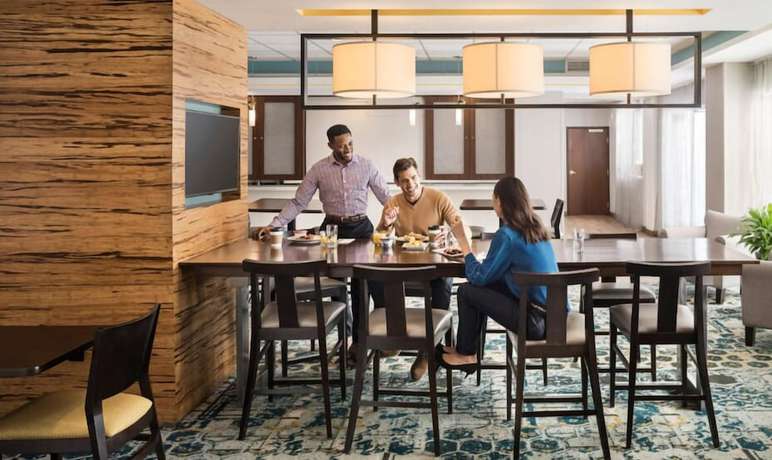 Imagen del bar/restaurante del Hotel Fairfield Inn And Suites By Marriott Chicago O'hare. Foto 3