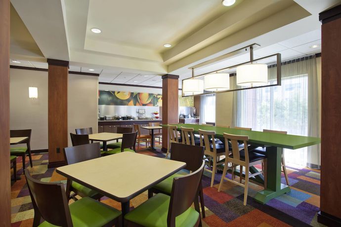 Imagen del bar/restaurante del Hotel Fairfield Inn And Suites By Marriott Detroit Metro Airport Romulus. Foto 3