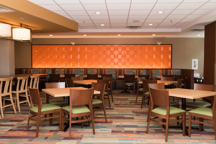 Imagen del bar/restaurante del Hotel Fairfield Inn And Suites By Marriott Edmonton Nort. Foto 2