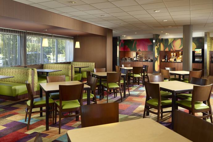 Imagen del bar/restaurante del Hotel Fairfield Inn And Suites By Marriott Fayetteville North. Foto 2