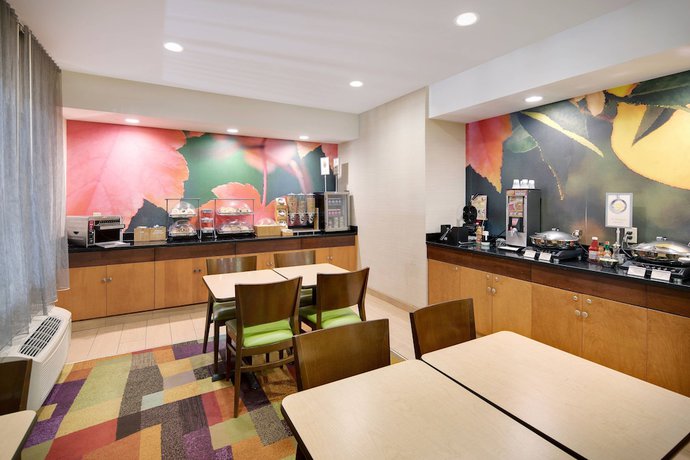 Imagen del bar/restaurante del Hotel Fairfield Inn And Suites By Marriott Indianapolis Airport. Foto 3