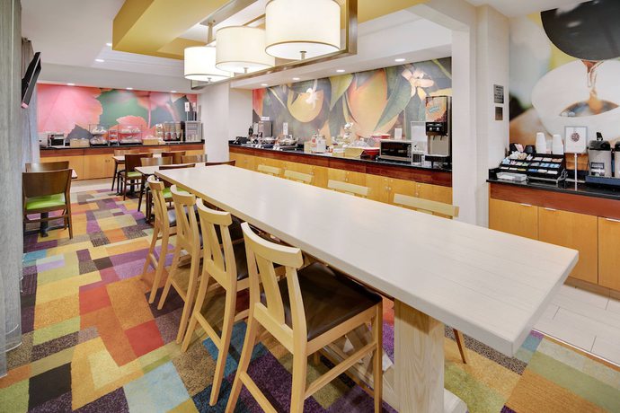 Imagen del bar/restaurante del Hotel Fairfield Inn And Suites By Marriott Indianapolis Airport. Foto 4