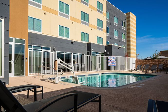 Imagen de la piscina del Hotel Fairfield Inn And Suites By Marriott Las Vegas Northwest. Foto 19