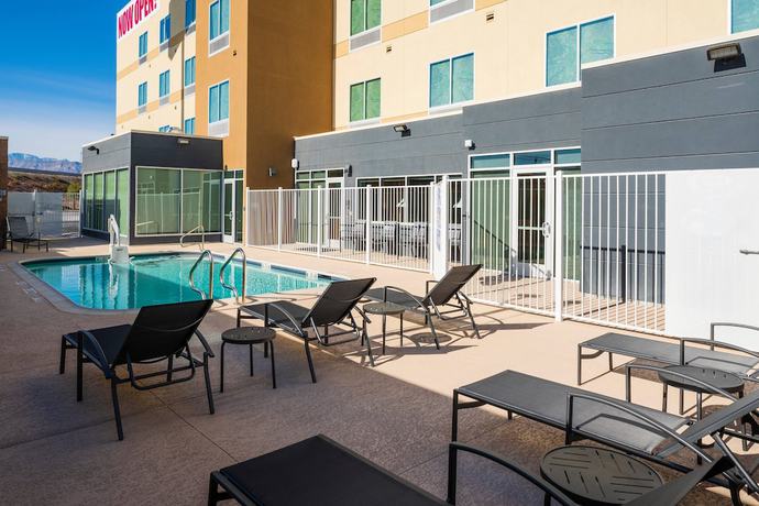 Imagen de la piscina del Hotel Fairfield Inn And Suites By Marriott Las Vegas Northwest. Foto 20