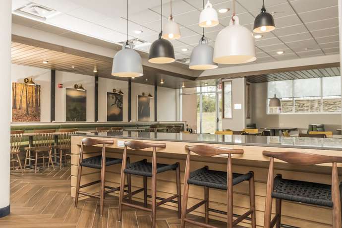 Imagen del bar/restaurante del Hotel Fairfield Inn And Suites By Marriott Louisville New Albany In. Foto 3