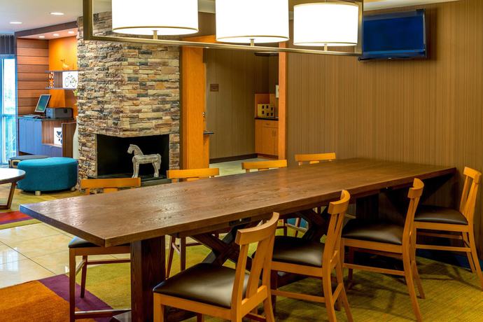 Imagen del bar/restaurante del Hotel Fairfield Inn And Suites By Marriott Nashville At Opryland. Foto 4