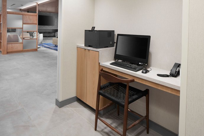 Imagen de los interiores del Hotel Fairfield Inn And Suites By Marriott Stony Creek. Foto 15