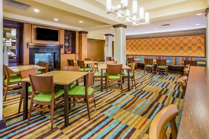 Imagen del bar/restaurante del Hotel Fairfield Inn And Suites Turlock. Foto 8