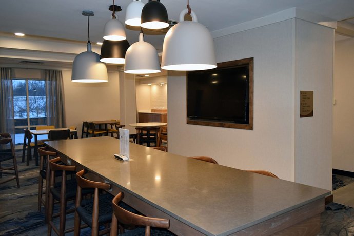 Imagen del bar/restaurante del Hotel Fairfield Inn And Suites Youngstown Austintown. Foto 2