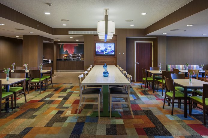 Imagen del bar/restaurante del Hotel Fairfield Inn By Marriott East Rutherford Meadowlands. Foto 2