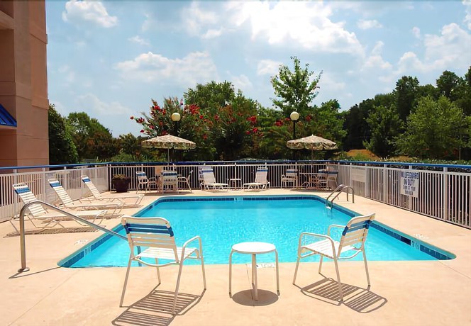 Imagen de la piscina del Hotel Fairfield Inn By Marriott Greenville-spartanburg Airport. Foto 13
