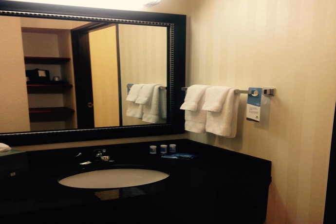 Imagen de la habitación del Hotel Fairfield Inn By Marriott Kansas City Airport. Foto 11