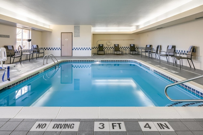 Imagen de la piscina del Hotel Fairfield Inn By Marriott Kansas City Airport. Foto 18