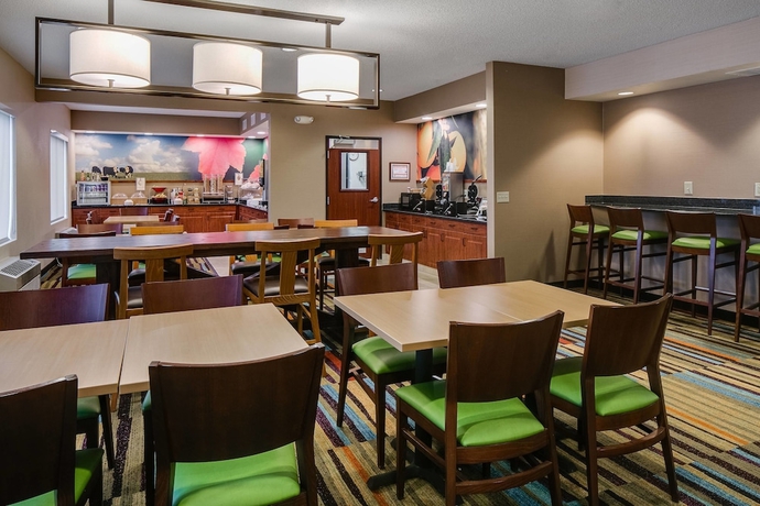 Imagen del bar/restaurante del Hotel Fairfield Inn By Marriott Kansas City Airport. Foto 3